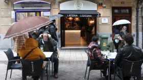 Bar de la calle Ledesma de Bilbao abierto con limitaciones/ EFE