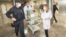 La consejera Sagardui, junto a un agente de la Ertzaintza el pasado 27 de diciembre, el da en el que llegaron las primera vacunas a Euskadi. /GOBIERNO VASCO