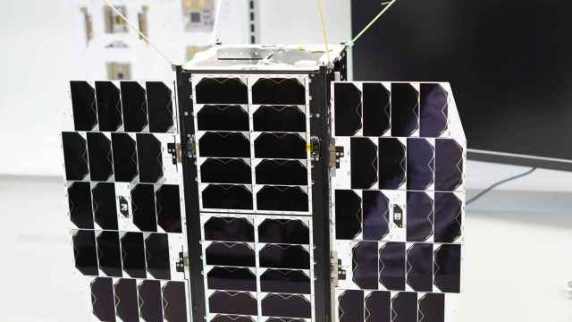 El satlite Urdaneta-Armsat 1 con sus paneles solares desplegados / Satlantis