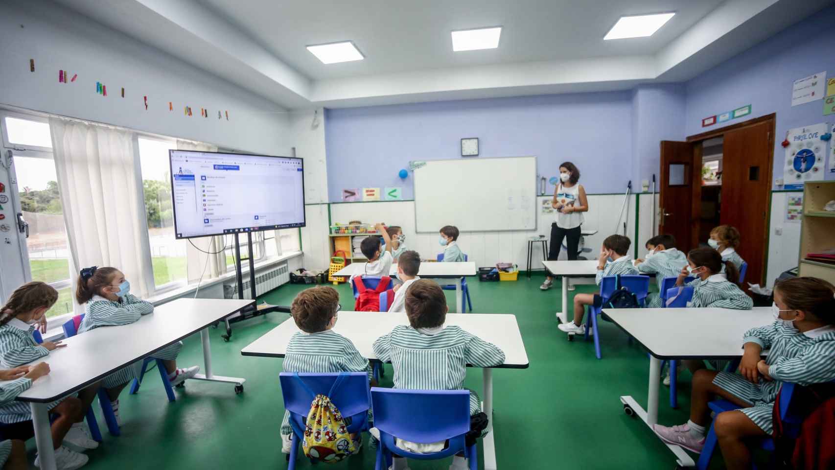 Profesora dando clase en un aula./ EP