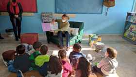 Una andereo leyendo un cuento en un aula educativa de infantil/EP