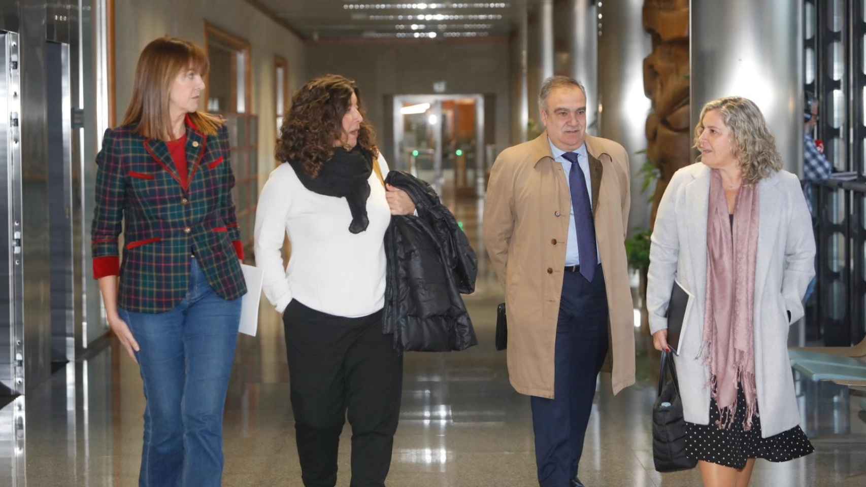 Idoia Mendia junto a Loli García, de CCOO, e Isabel Busto y Eduardo Arechaga, de Confebask / CV