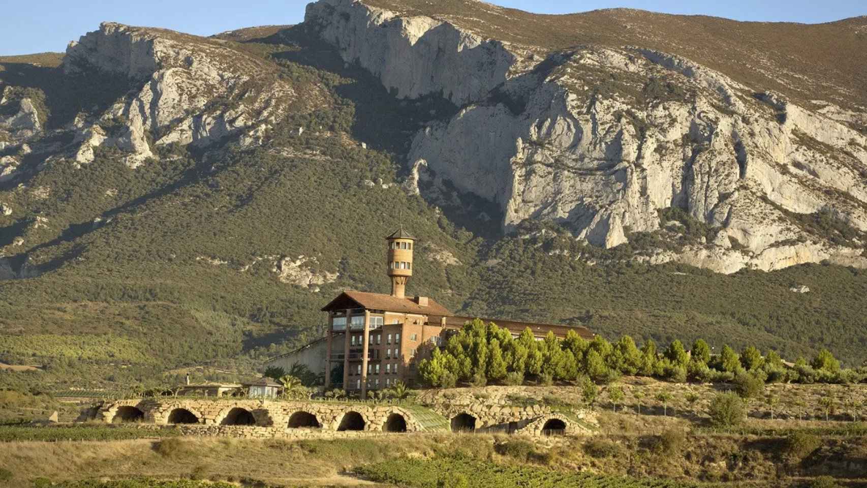 Hotel y bodega Eguren Ugarte con la Sierra de Cantabria al fondo.