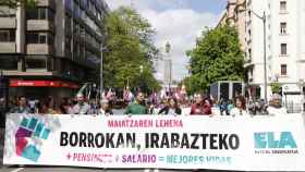 Simpatizantes del sindicato ELA participan en una manifestación convocada para celebrar el Día Internacional del Trabajador este lunes en Bilbao / Luis Tejido - EFE