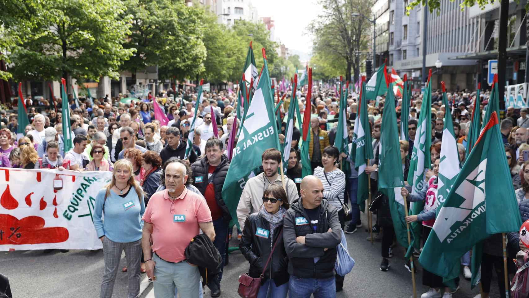 Simpatizantes del sindicato ELA participan en una manifestación convocada para celebrar el Día Internacional del Trabajador este lunes en Bilbao / Luis Tejido - EFE