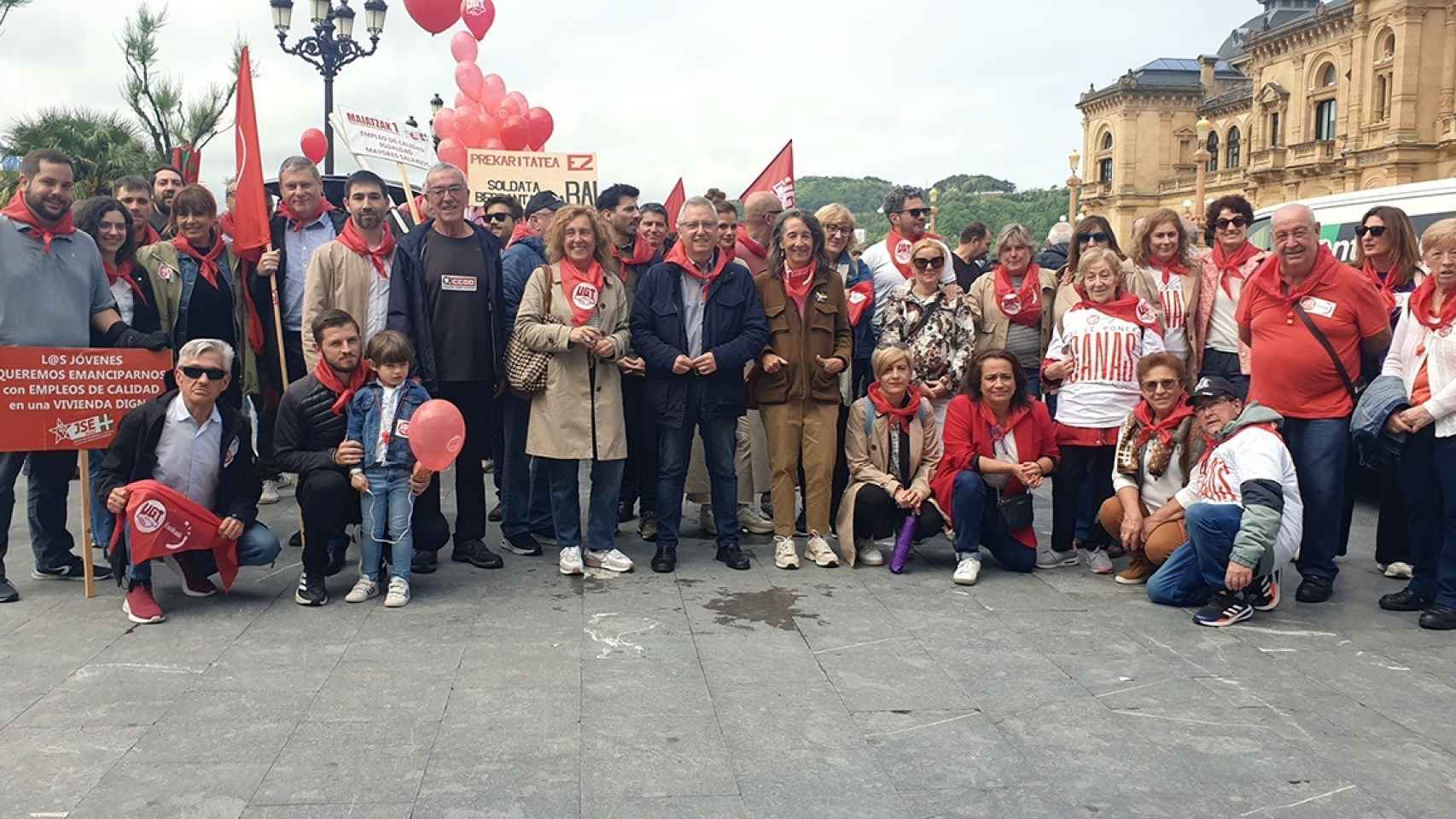 El secretario general de los socialistas guipuzcoanos, José Ignacio Asensio, y representantes del PSE de Gipuzkoa en la manifestación del 1 de mayo en San Sebastián / PSE Guipuzkoa