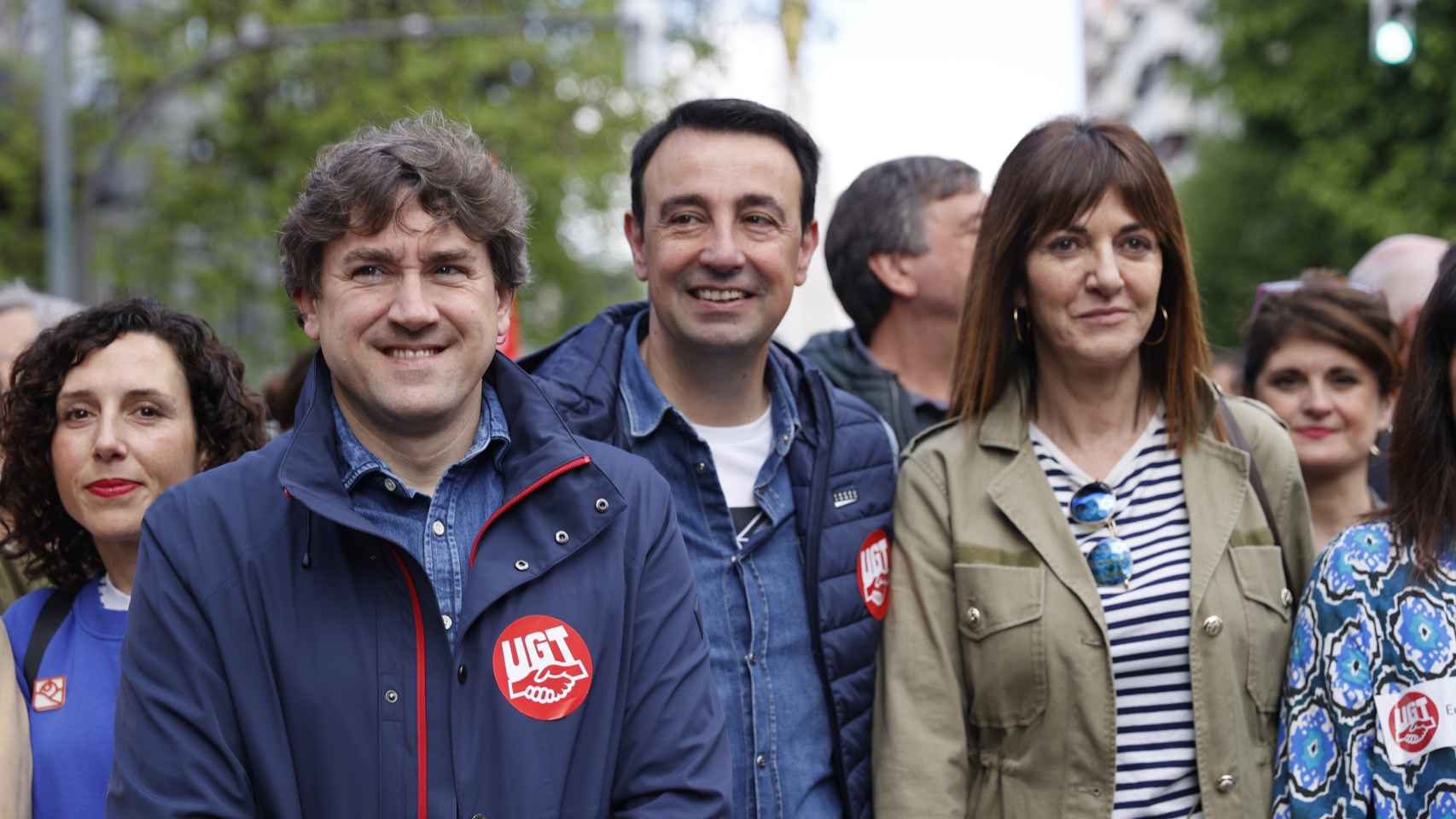 El secretario general del PSE-EE, Eneko Andueza, y la vicelehendakari y consejera de Trabajo y Empleo, Idoia Mendia, en la manifestación convocada por UGT y CCOO este lunes en Bilbao / Luis Tejido - EFE