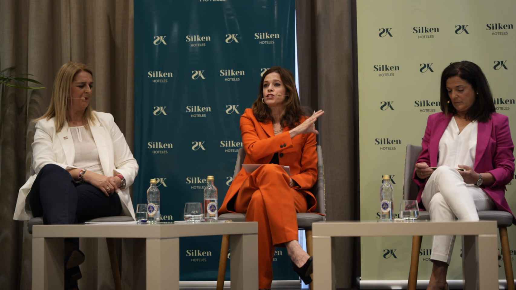 Ainhoa Domaica (PP), Maider Etxebarria (PSE) y Beatriz Artolazabal (PNV) durante el debate de Crónica Vasca / Luis Miguel Añón