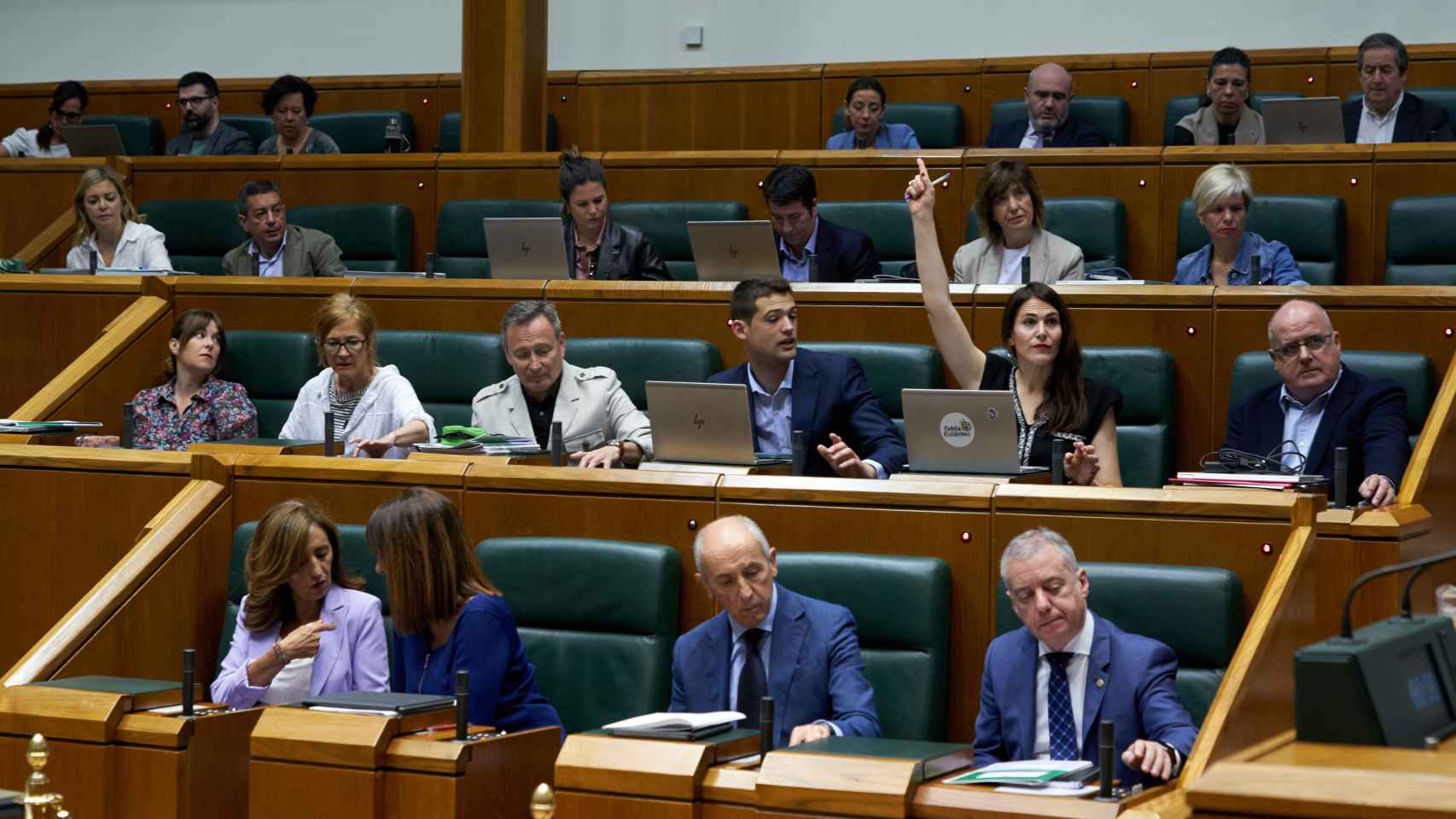 Los parlamentarios del PNV durante la votación en el pleno ordinario que el Parlamento Vasco ha celebrado este jueves en Vitoria / L. Rico - EFE