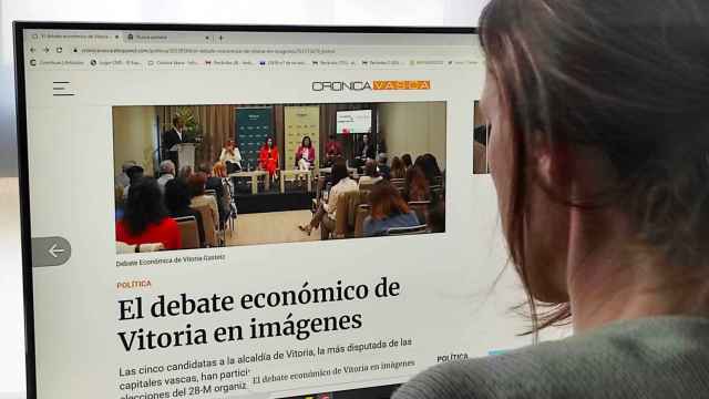 Una lectora consulta el debate organizado por Crónica Vasca.