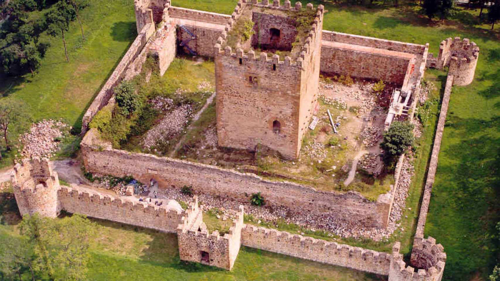 Este castillo pertenecía al banderizo Lope García de Salazar, importante personaje vizcaíno.