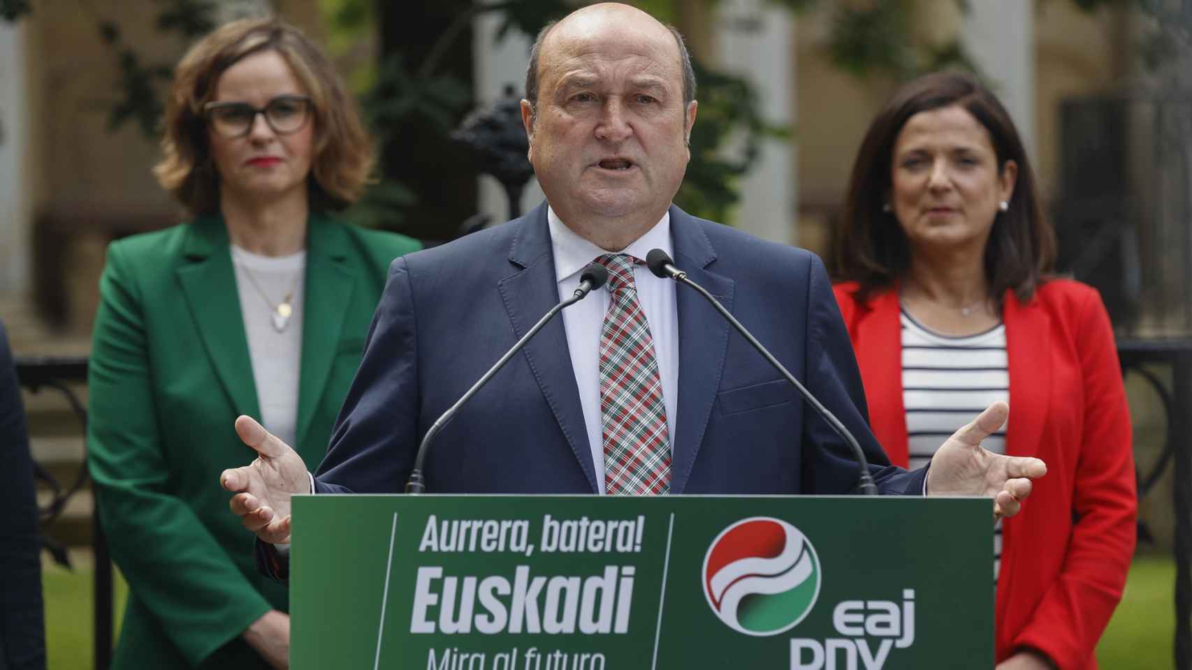 El presidente del Euzkadi Buru Batzar, Andoni Ortuzar, junto a candidatas del PNV.