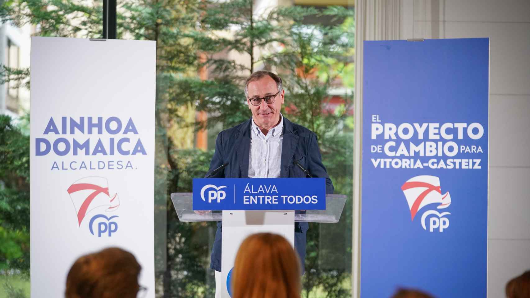 El expresidente del Partido Popular vasco y exministro de Sanidad, Alfonso Alonso, durante un mitin de campaña del PP vasco en Vitoria / Iñaki Berasaluce - Europa Press