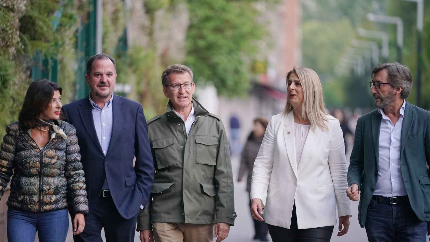 El presidente del Partido Popular, Alberto Núñez Feijóo, junto al presidente del PP vasco, Carlos Iturgaiz, la candidata del Partido Popular a la Alcaldía de Vitoria-Gasteiz, Ainhoa Domaica, y el Presidente del PP de Álava, Iñaki Oyarzabal .