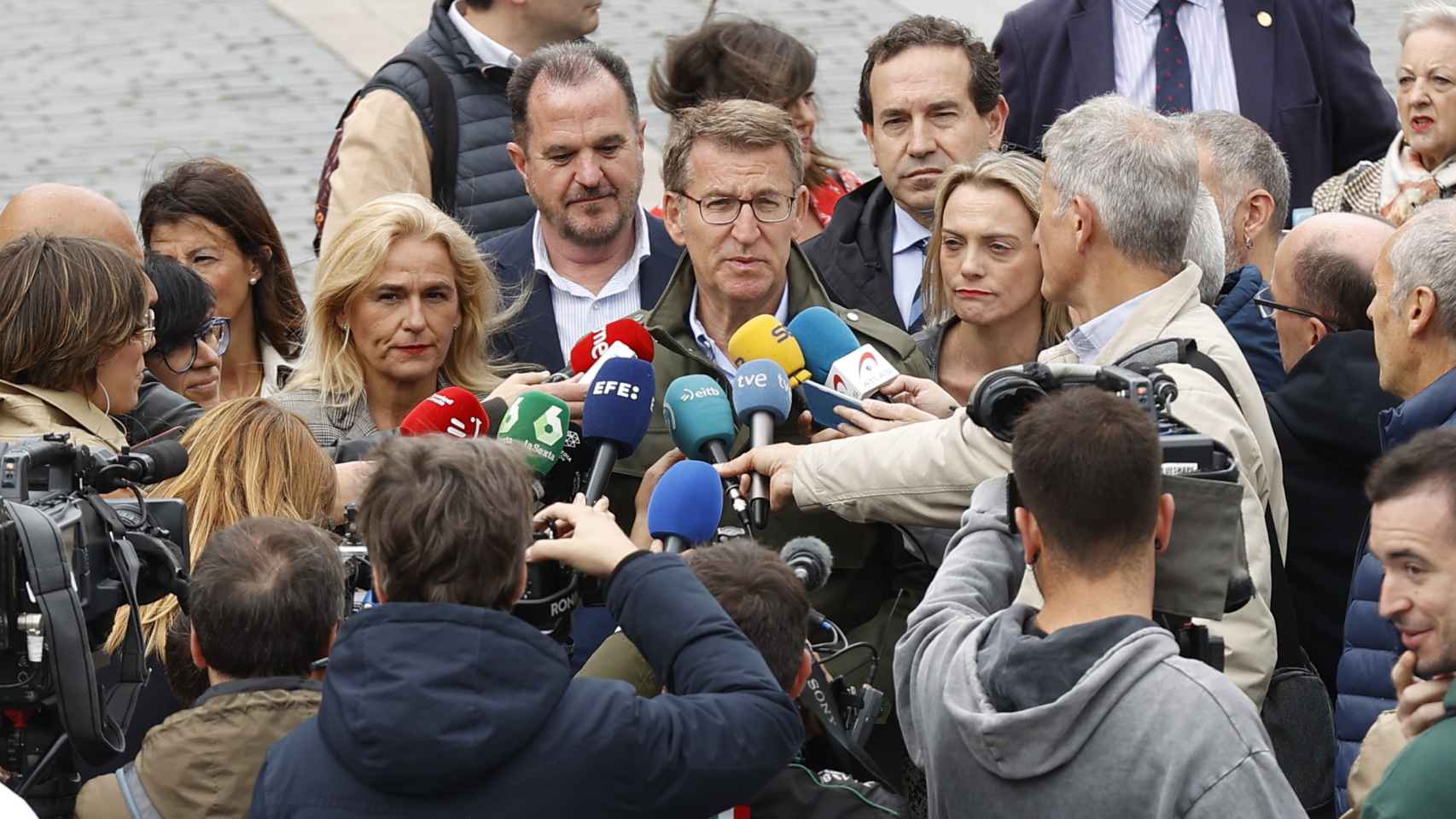 El presidente del PP, Alberto Núñez Feijóo durante un paseo por Bilbao acompañado por Carlos Iturgaiz y la candidata a la Alcaldía de la capital vizcaína, Esther Martínez /Miguel Toña - EFE