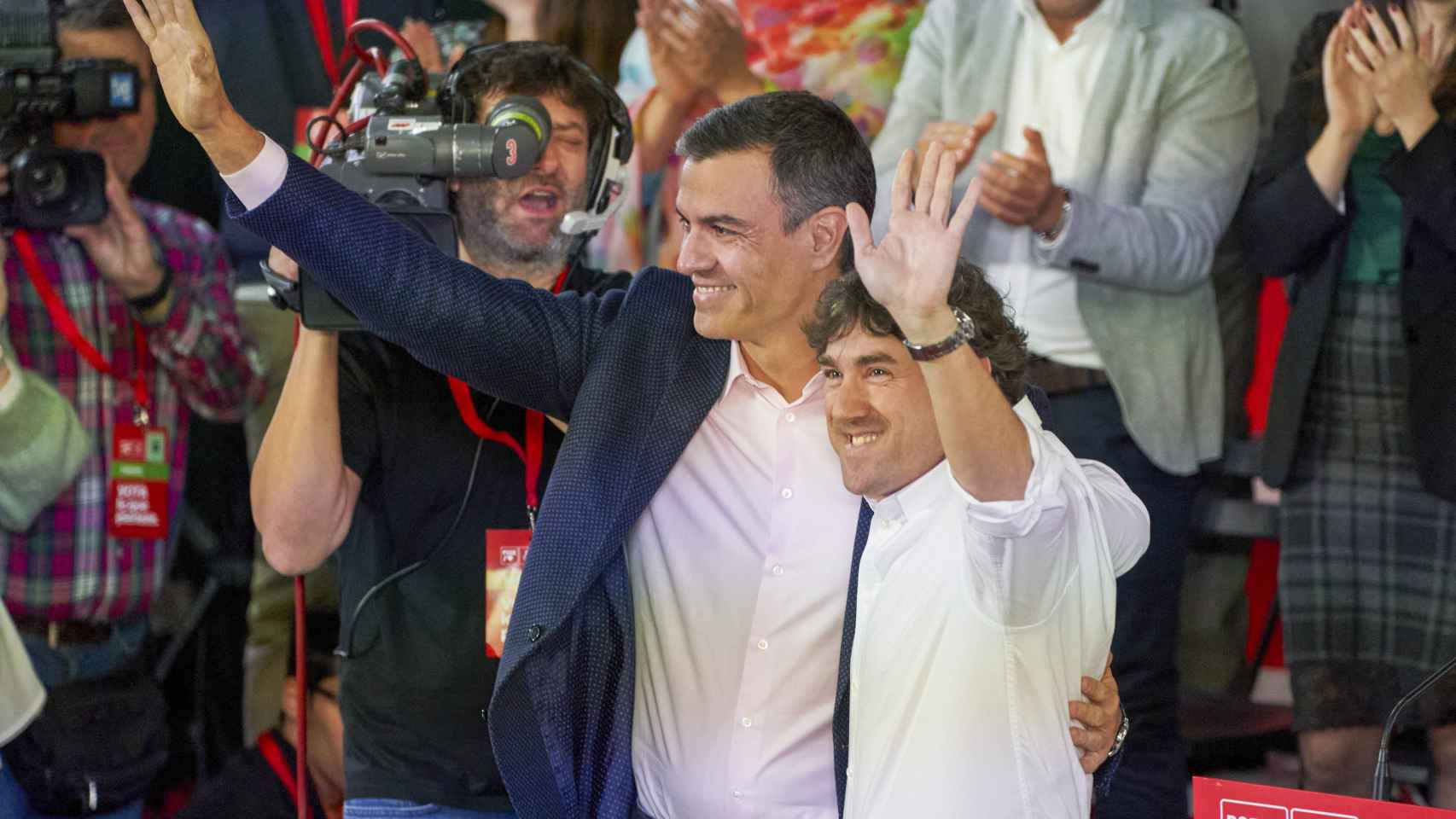 El presidente del Gobierno y líder del PSOE, Pedro Sánchez, y el secretario general del PSE-EE, Eneko Andueza, en un mitin en Vitoria / L. Rico - EFE