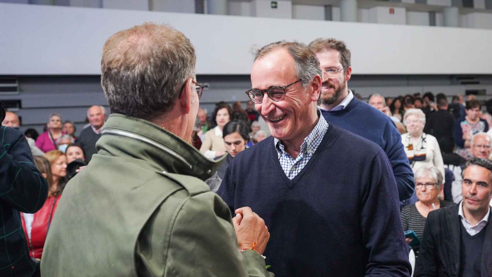 El presidente del PP, Alberto Núñez Feijóo, saluda al expresidente del PP en Euskadi Alfonso Alonso.