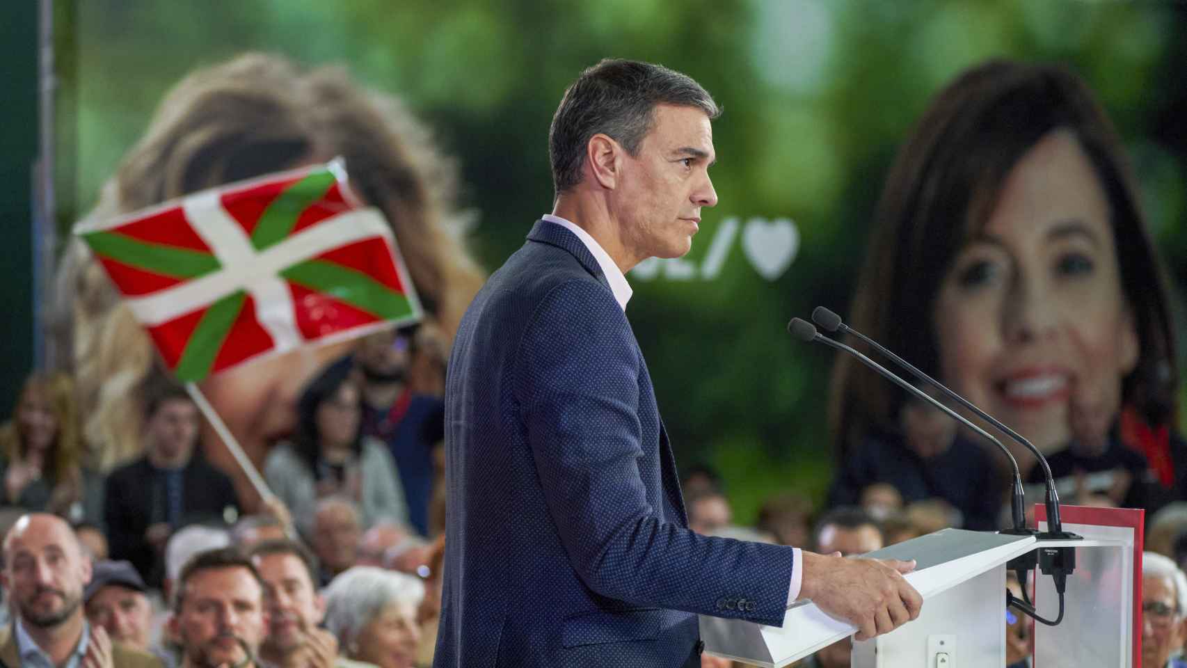 El presidente del Gobierno y líder del PSOE, Pedro Sánchez, participa en un acto electoral este lunes, en Vitoria / L. Rico - EFE