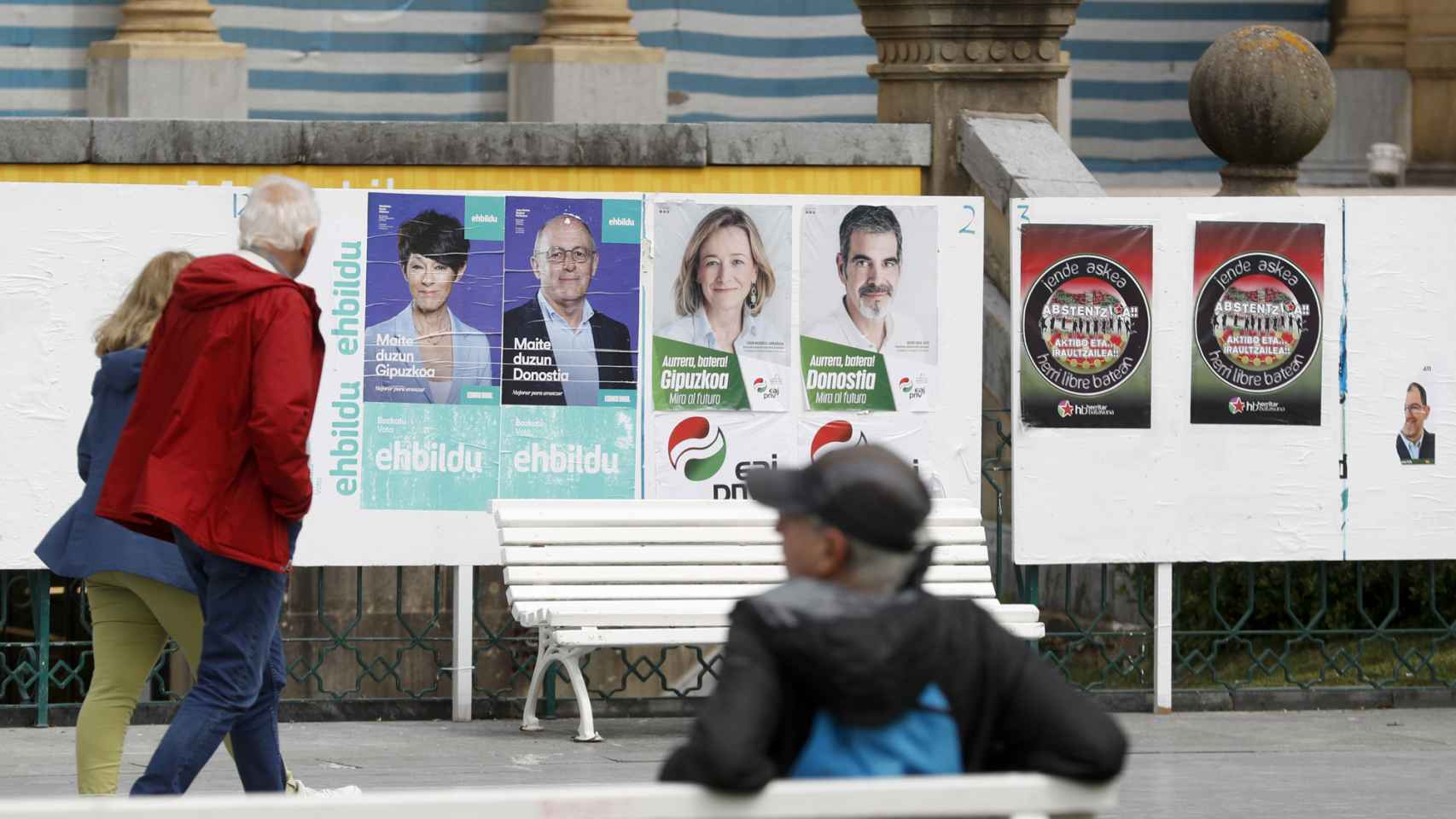 Carteles electorales en San Sebastián