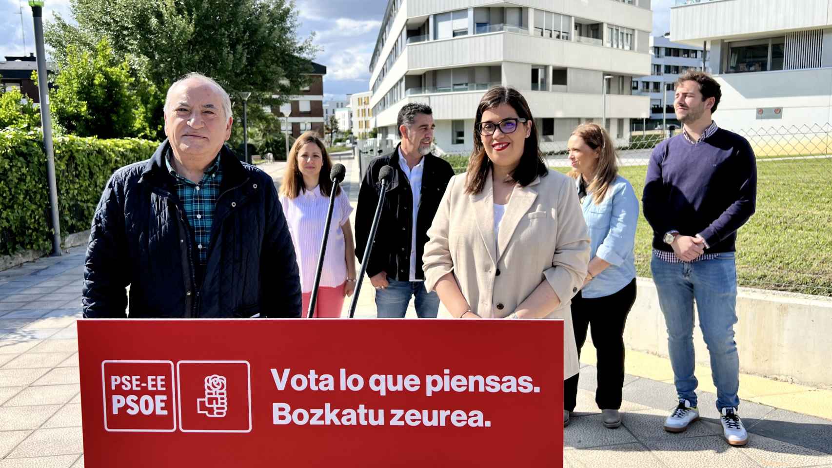 El consejero de Planificación Territorial, Vivienda y Transportes, Iñaki Arriola y la candidata a la Alcaldía de Getxo, Carmen Díaz / PSE-EE