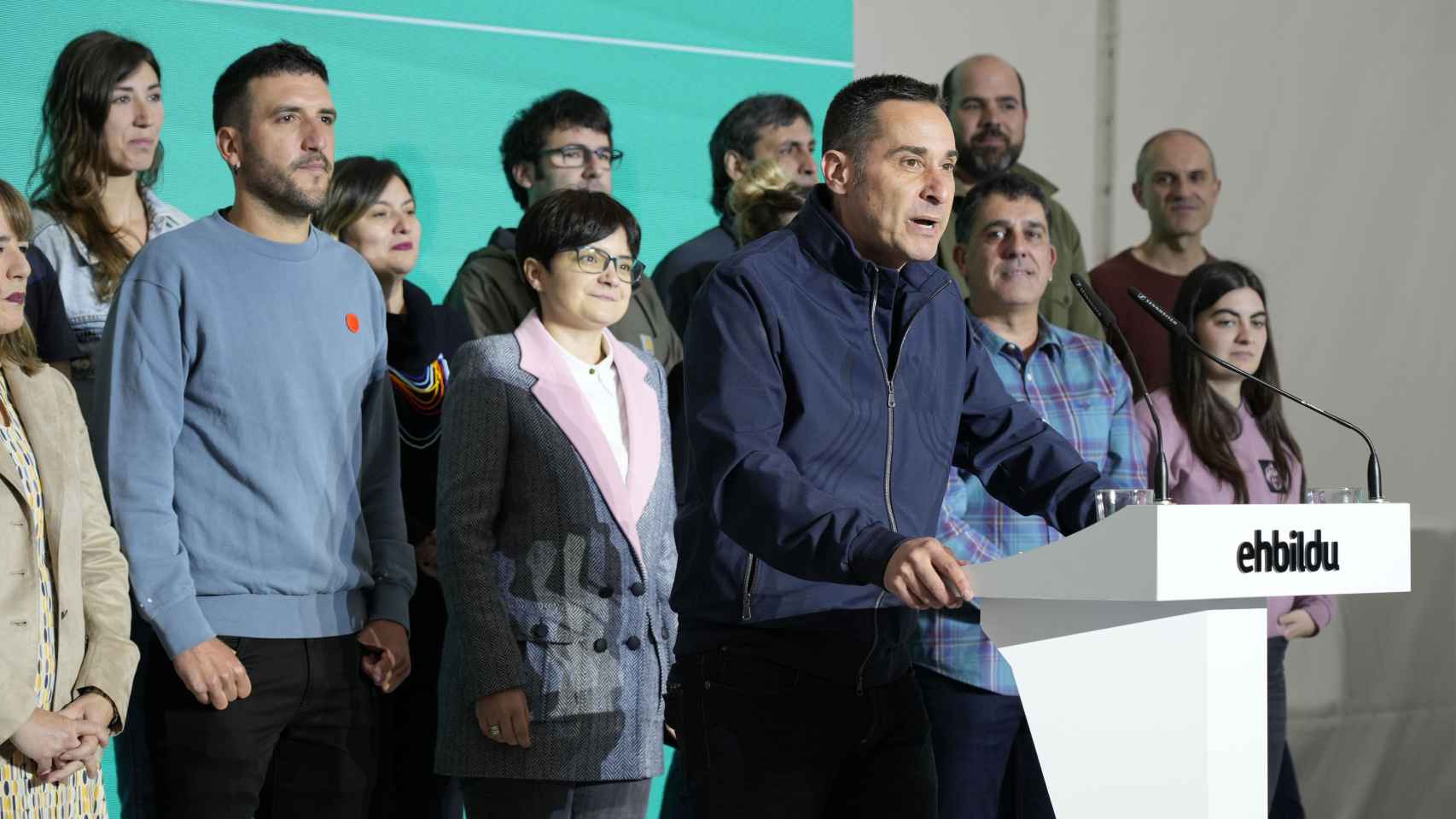 El candidato de EH Bildu a diputado general de Bizkaia, Iker Casanova, junto a la candidata a la Alcaldía de Bilbao, Maria del Rio /  Fernando Gómez - Europa Press