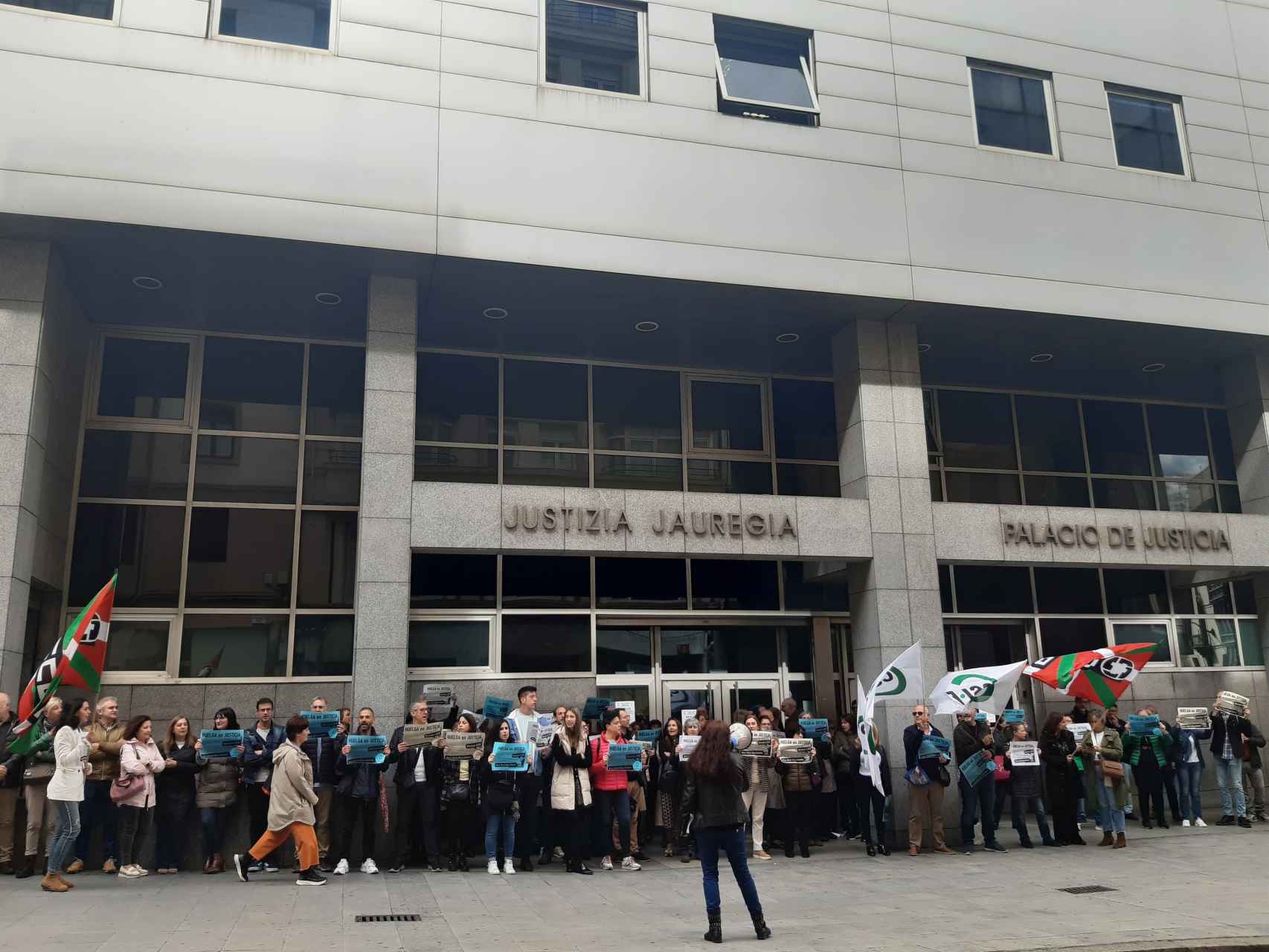 Trabajadores de Justicia se concentran ante el Palacio de Justicia de Bilbao / EUROPA PRESS