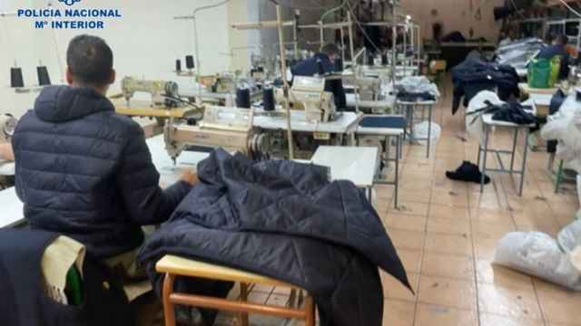 Detenidos dos empresarios en Bilbao por explotar a trabajadores en una fábrica de confección textil clandestina