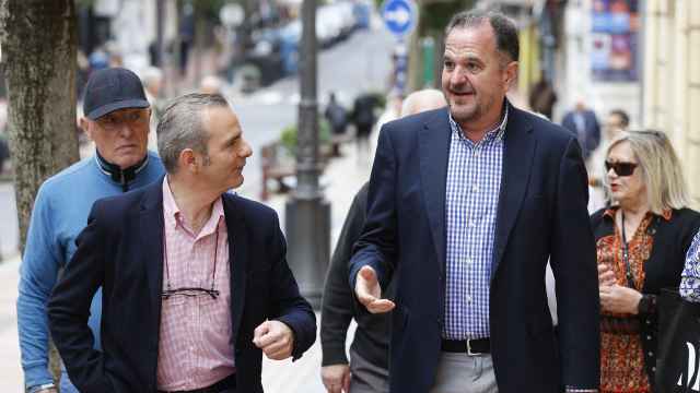 El presidente del PP vasco, Carlos Iturgaiz, en un acto electoral junto al candidato a la Alcaldía de Barakaldo, Víctor Rodríguez / Miguel Toña - EFE