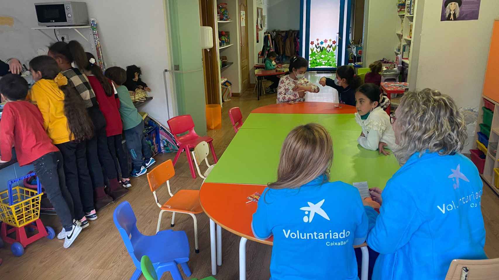 Voluntarios en actividades de apoyo a la infancia en situación de vulnerabilidad