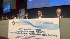 Denis Itxaso en la presentación del Foro Marítimo Vasco junto a varios empresarios.
