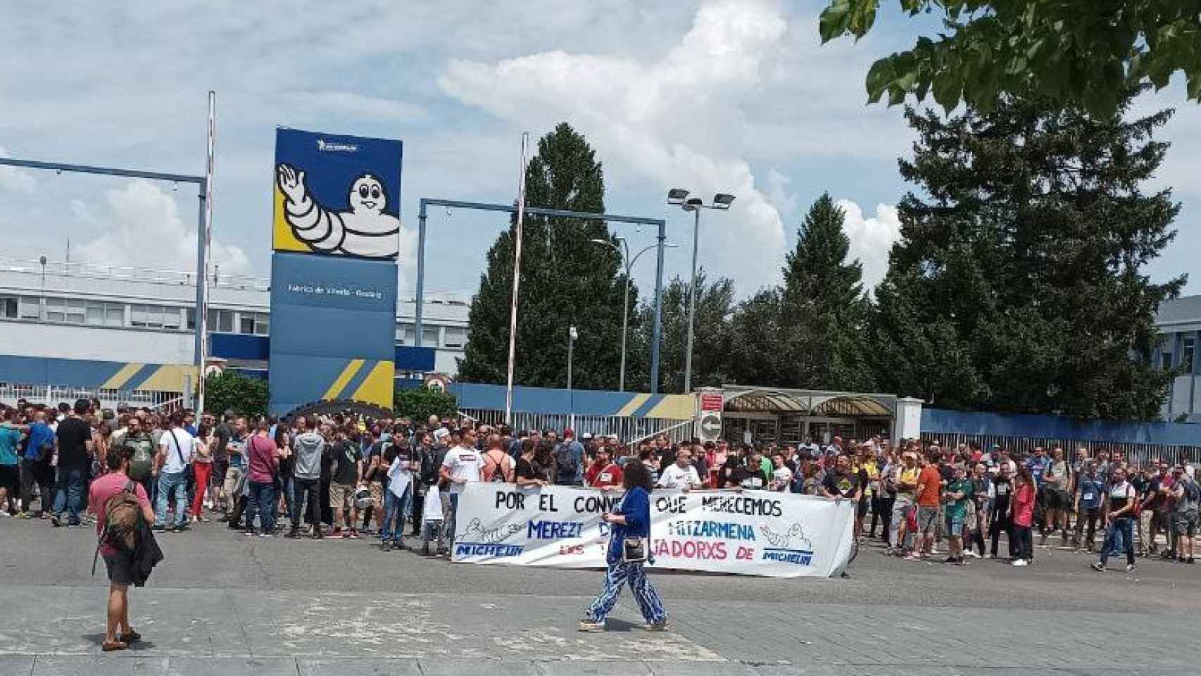Protestas a las puertas de Michelin en Vitoria.