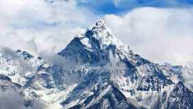 Los vascos que llegaron al Everest dejaron una ikurriña en la cima.