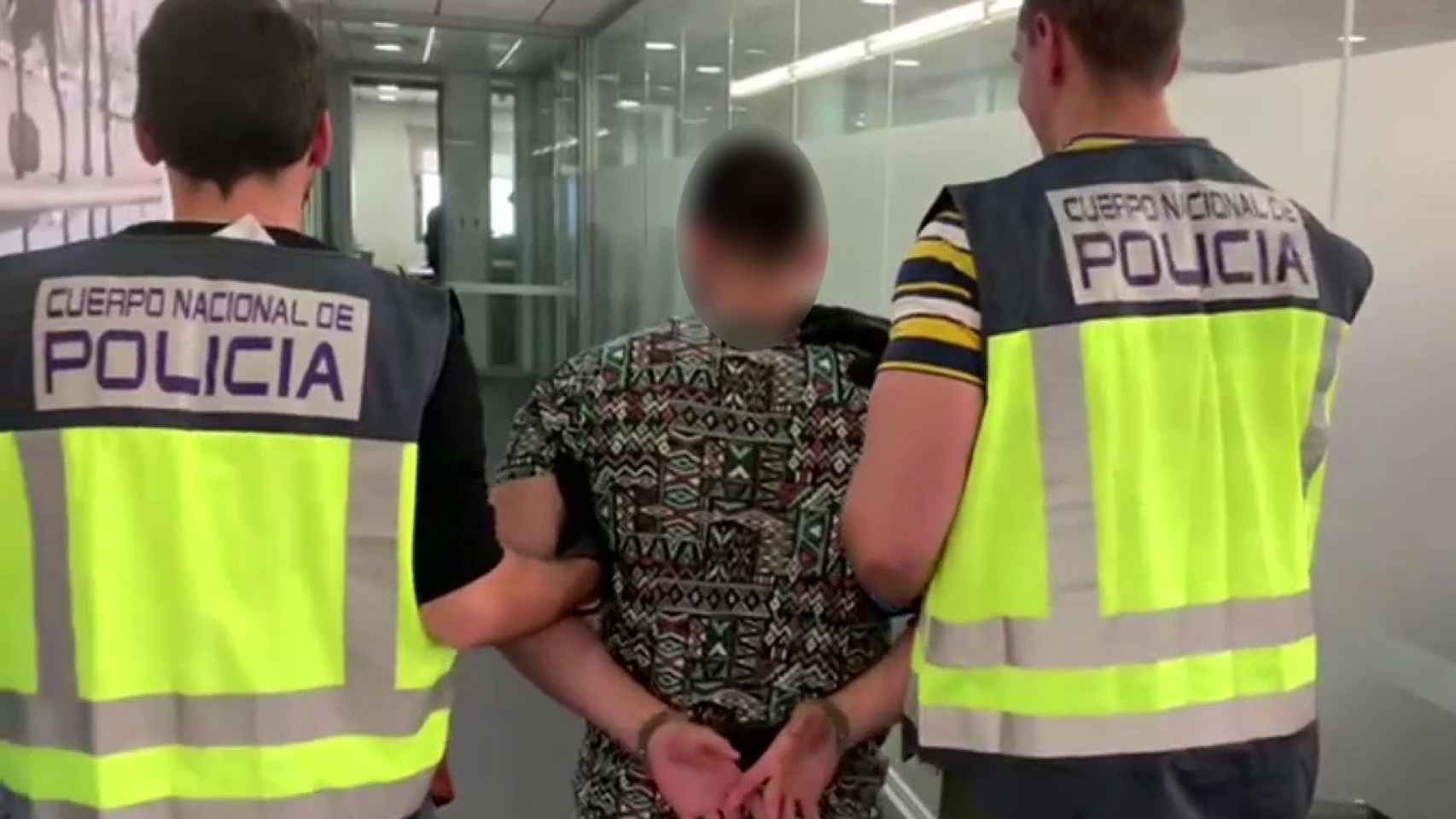 Agentes de la Policía Nacional con un detenido ajeno al caso de la noticia