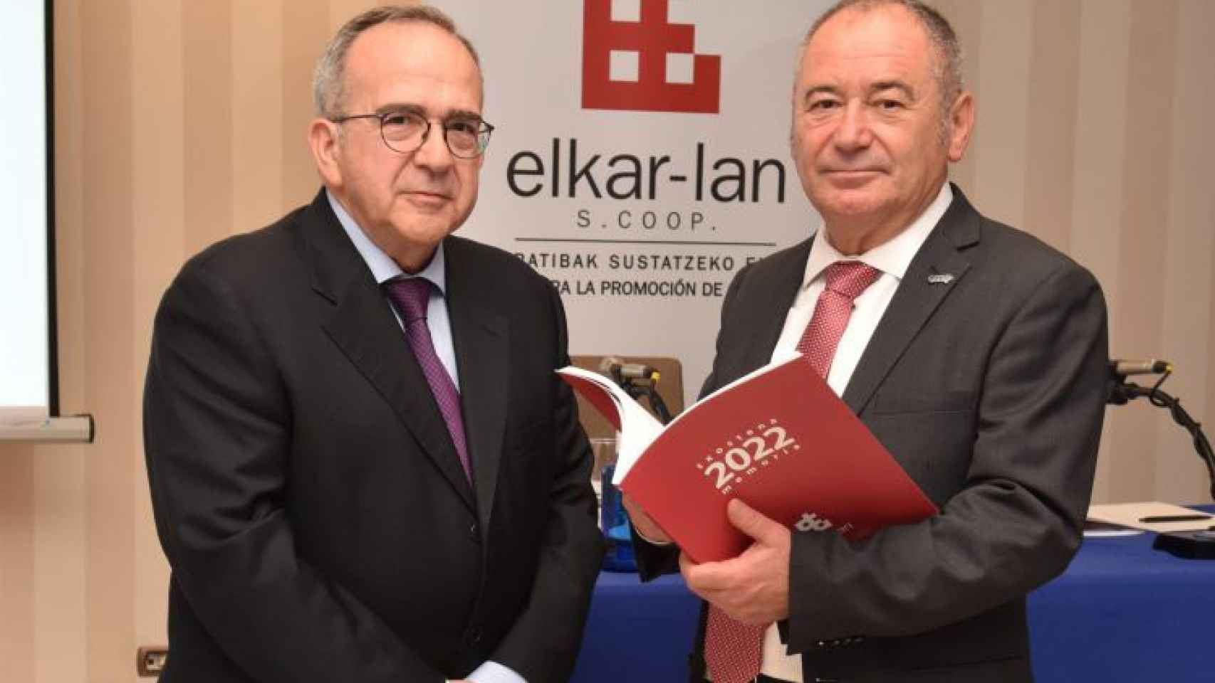 Iñaki Nubla y Javier Sanz, presidente y director de Elkar-Lan, en la presentación de los resultados de 2022.