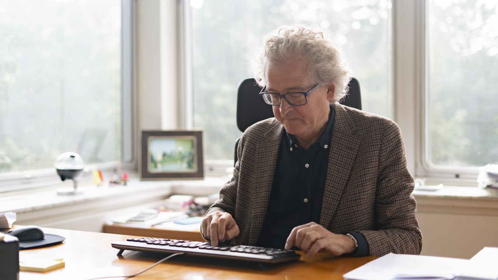 El presidente del CRL en su ordenador en su despacho de Bilbao / Nacha Abaitua
