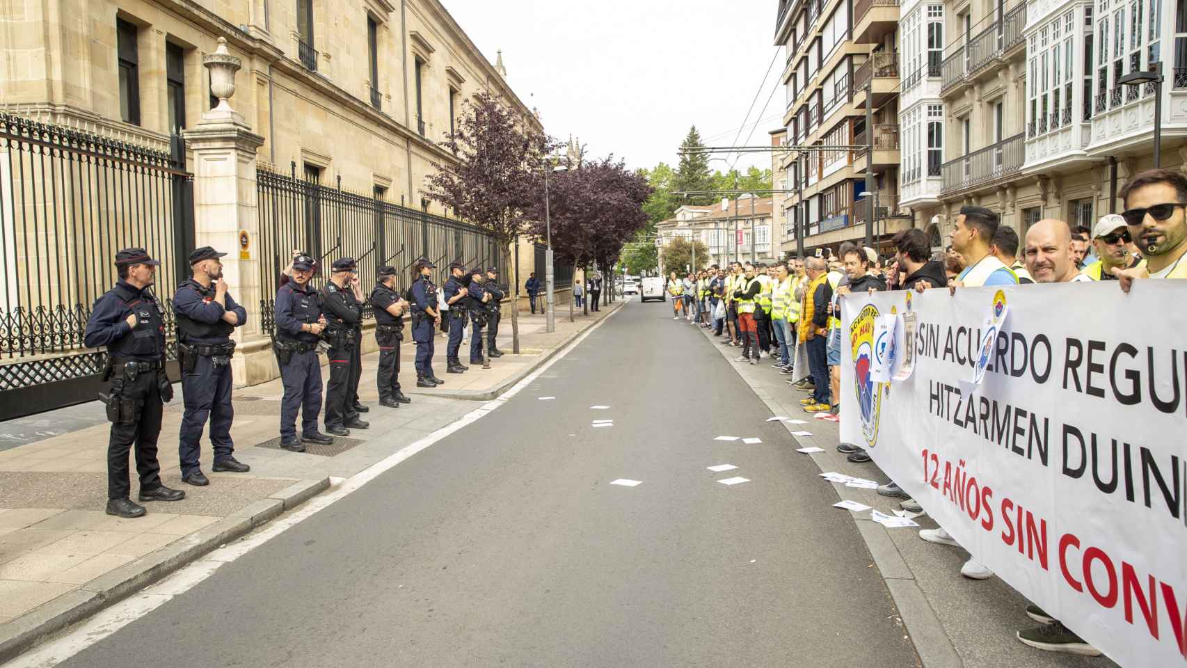 arios centenares de agentes de la Ertzaintza se concentraban este viernes cortando las vías del tranvía frente al Parlamento vasco/EFE