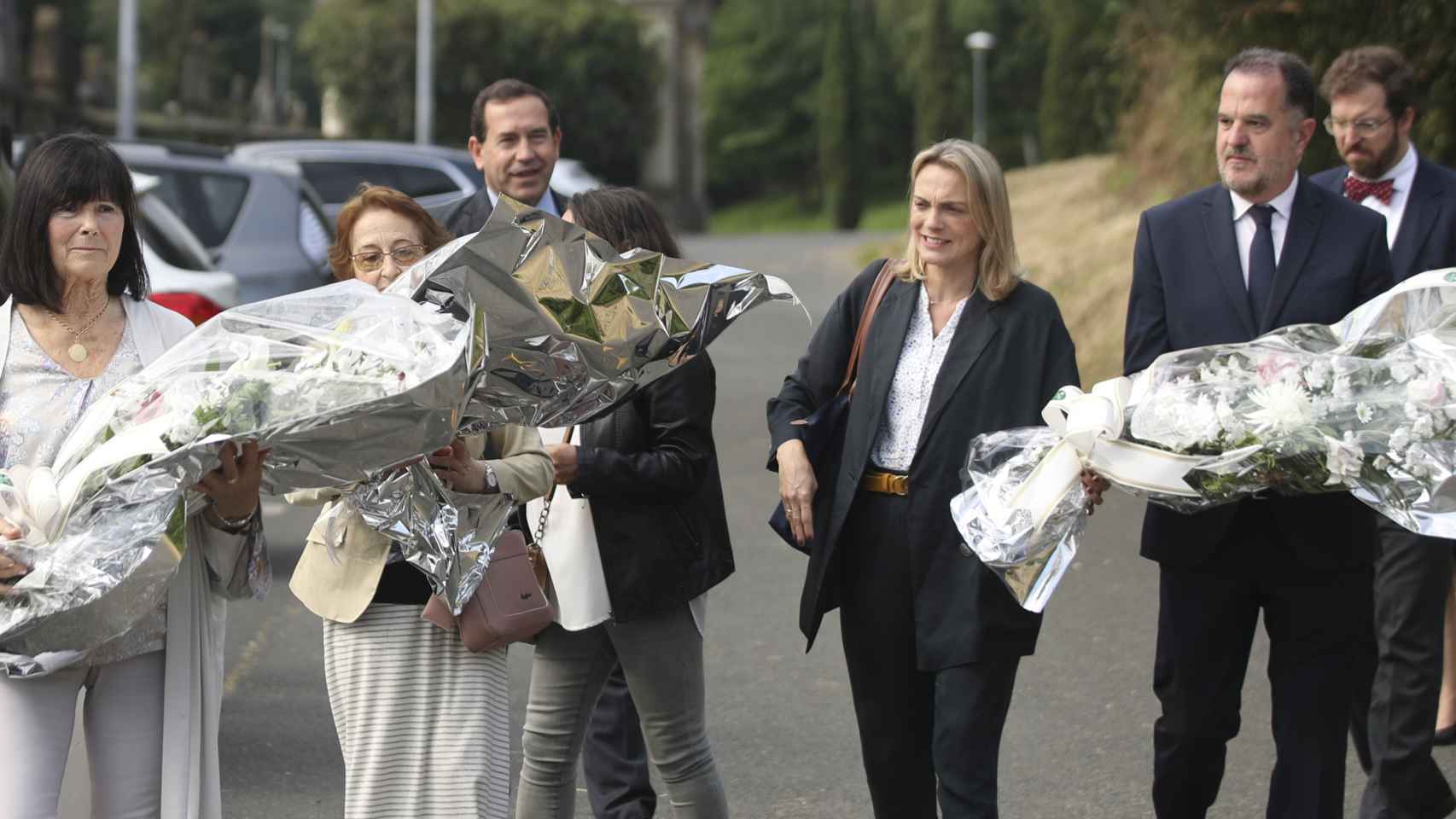 La viuda de Jesús María Pedrosa y dirigentes del PP vasco en una ofrenda floral al concejal asesinado por ETA en Durango / Luís Tejido - EFE