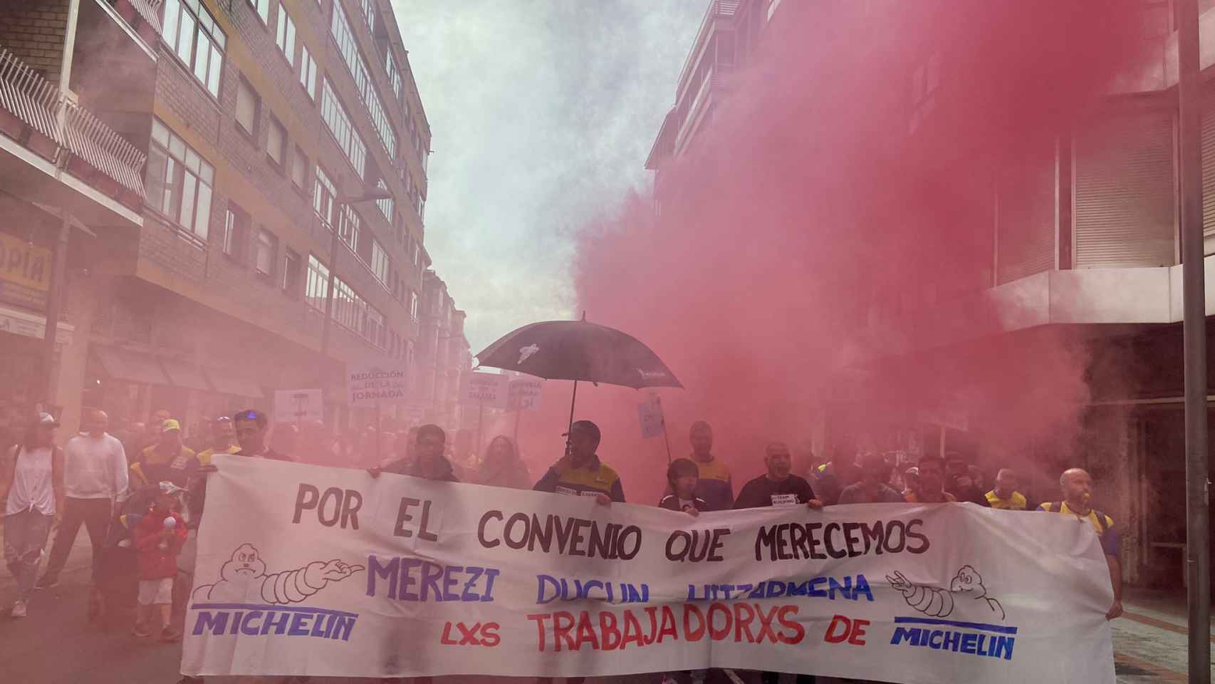 Miles de personas recorriendo las calles de Vitoria-Gasteiz en rechazo a las propuestas de Michelin.