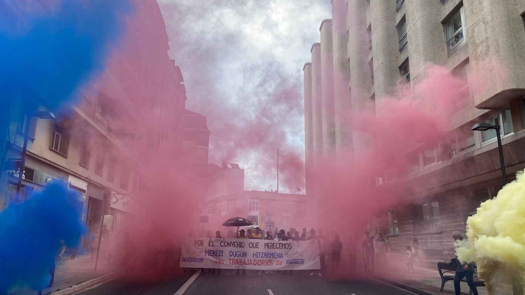 Al grito de ‘IPC sin trampas’, miles de personas han partido de la plaza Bilbao, de la capital vasca