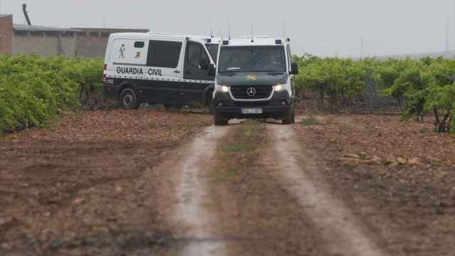 Vehículos de la Guardia Civil junto al pozo de Manzanares (Ciudad Real) donde se han encontrado los restos del empresario vitoriano.