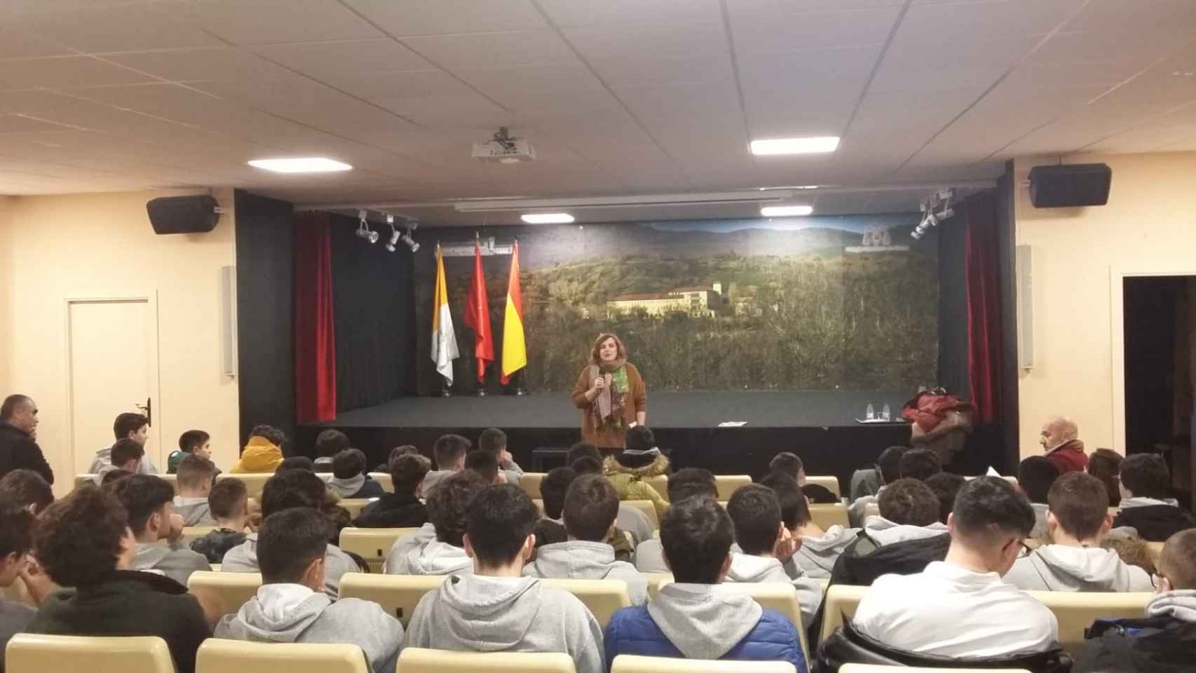 Cristina Cuesta en el IES Inmaculada y San Damián de las Rozas de Puerto Real ( Madrid) con estudiantes de 4º de la ESO y Bachillerato / FUNDACIÓN MIGUEL ÁNGEL BLANCO
