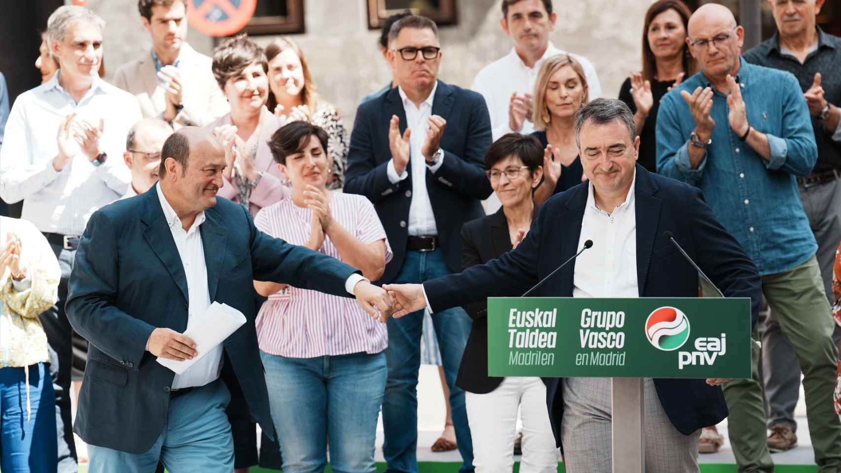 Andoni Ortuzar y Aitor Esteban con los candidatos del PNV a las elecciones generales del 23 de julio/Europa Press