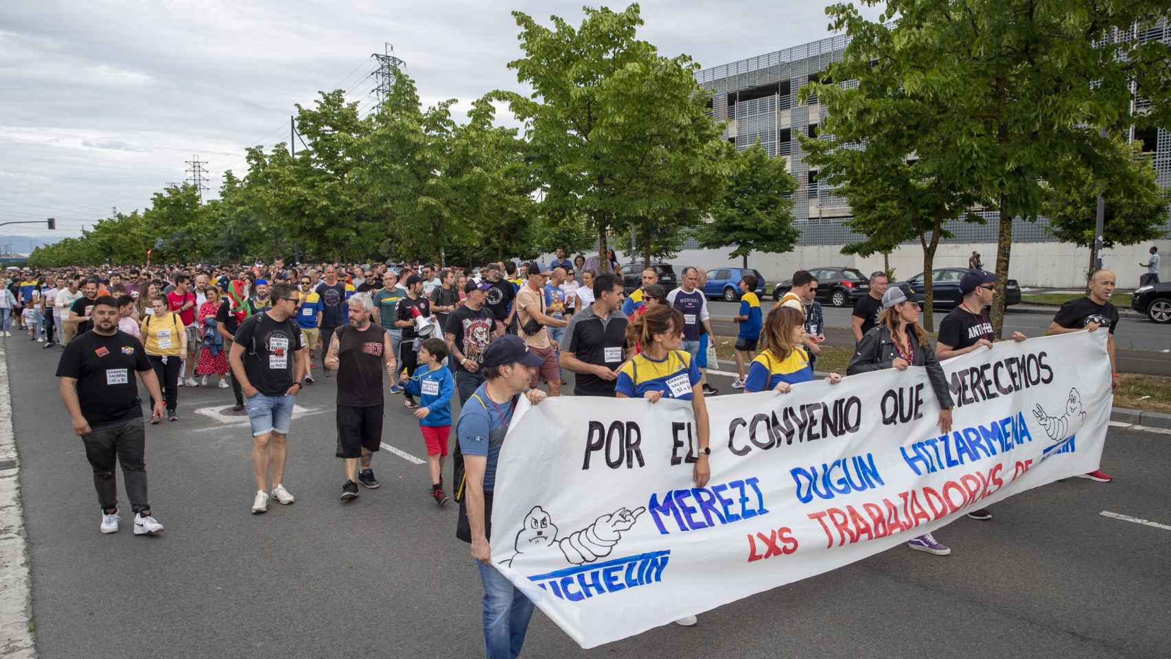 Manifestación de cientos de trabajadores de la factoría de Michelin de Vitoria.