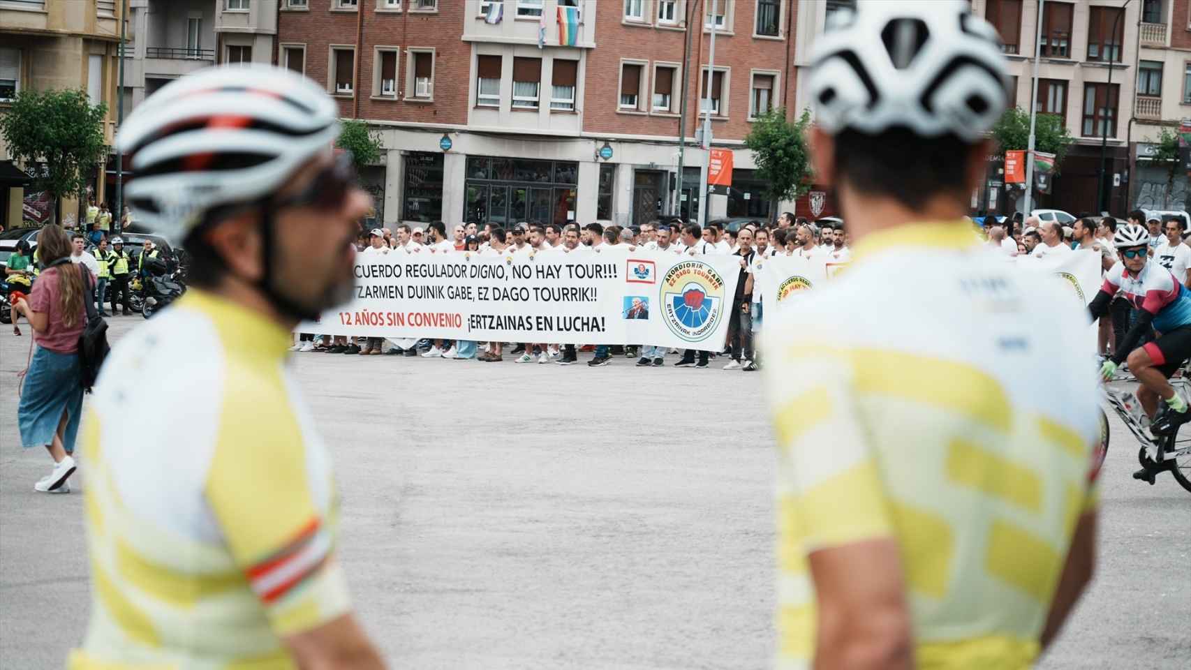 'Ertzainas en lucha' sale a la calle en una marcha cicloturista previa al Tour de Francia
