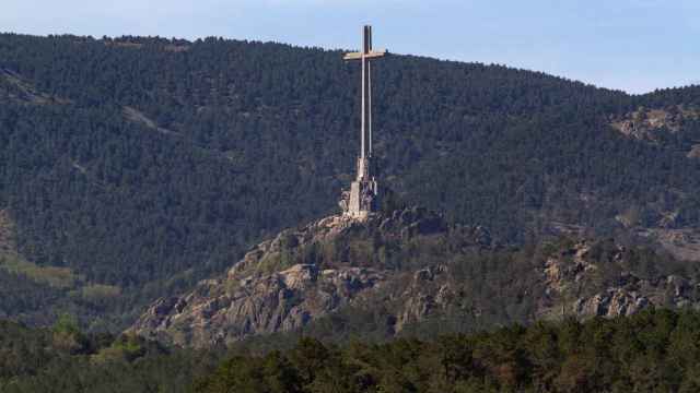 La cruz del Valle de Cuelgamuros desde el embalse de La Jarosa, en Guadarrama / Rafael Bastante - Europa Press