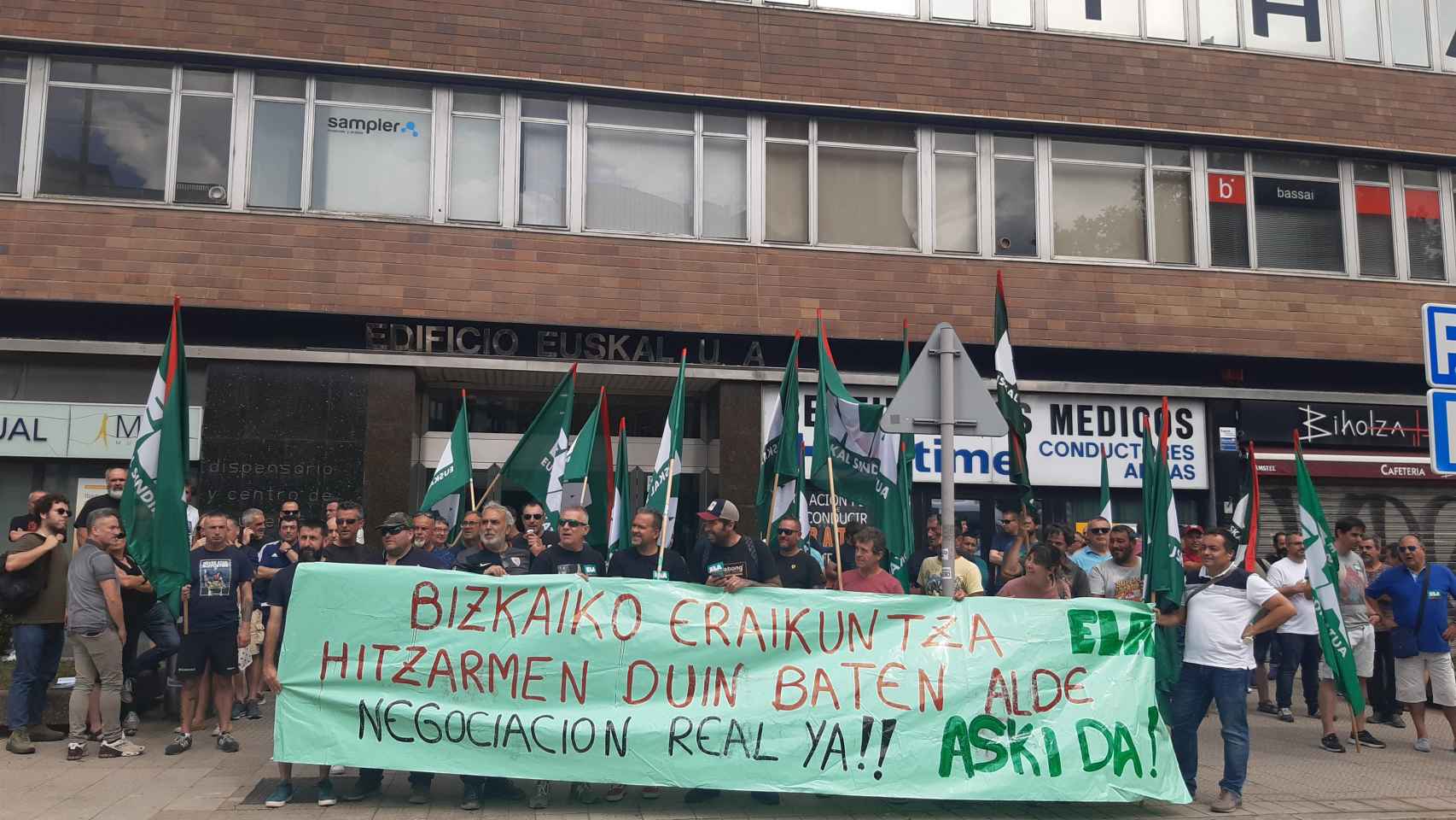 Concentración de ELA en el primer día de huelga en el sector de Construcción en Bizkaia ante la sede de la patronal en Bilbao.