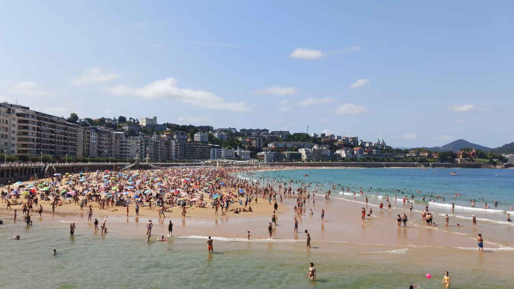 El Parlamento vasco debate implantar la tasa turística, una medida ya pedida en San Sebastián