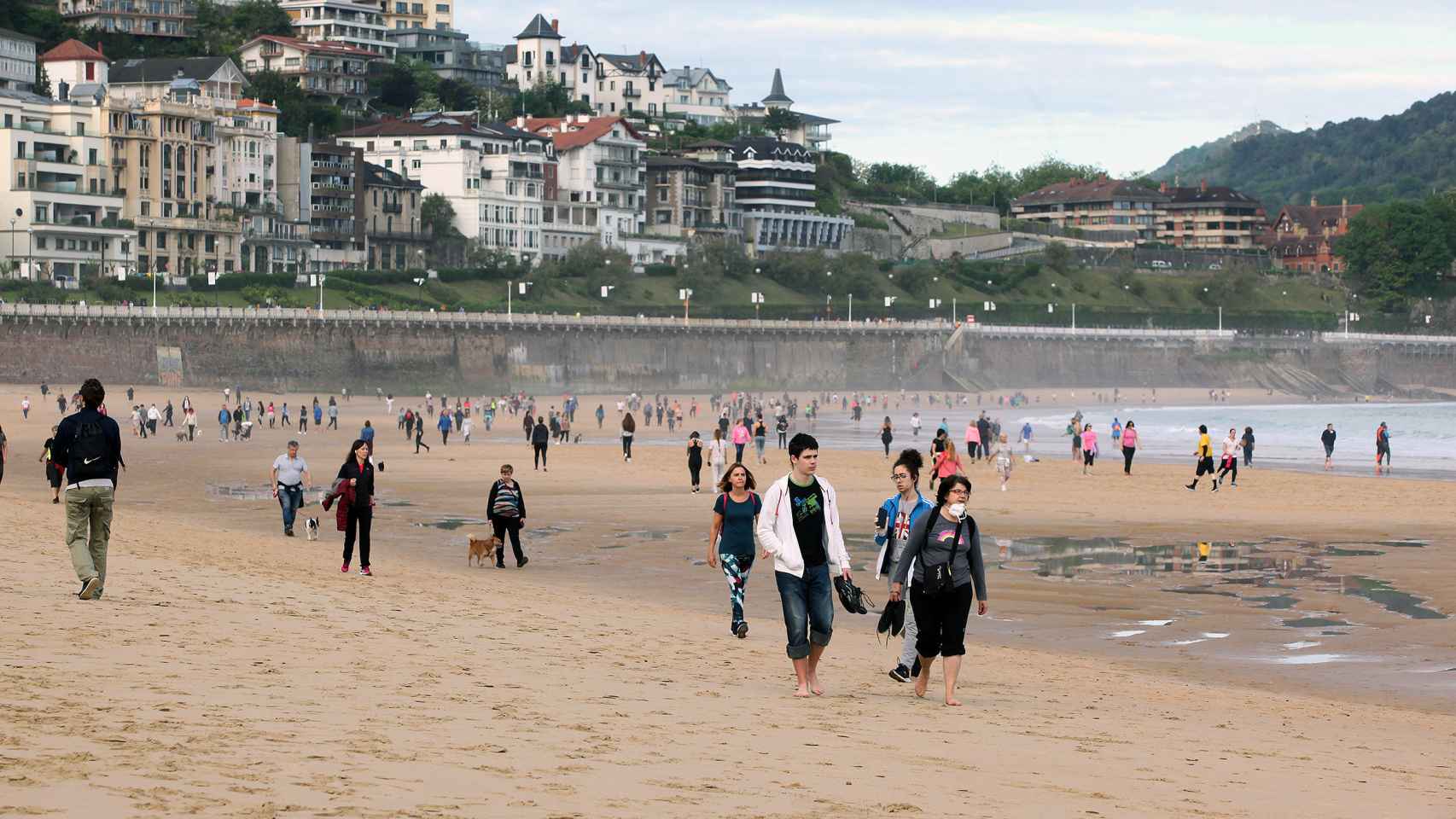 Un grupo de personas recorren la playa de la Concha en San Sebastián / Nagore Iraola - Europa Press