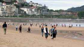 Un grupo de personas recorren la playa de la Concha en San Sebastián / Nagore Iraiola - Europa Press
