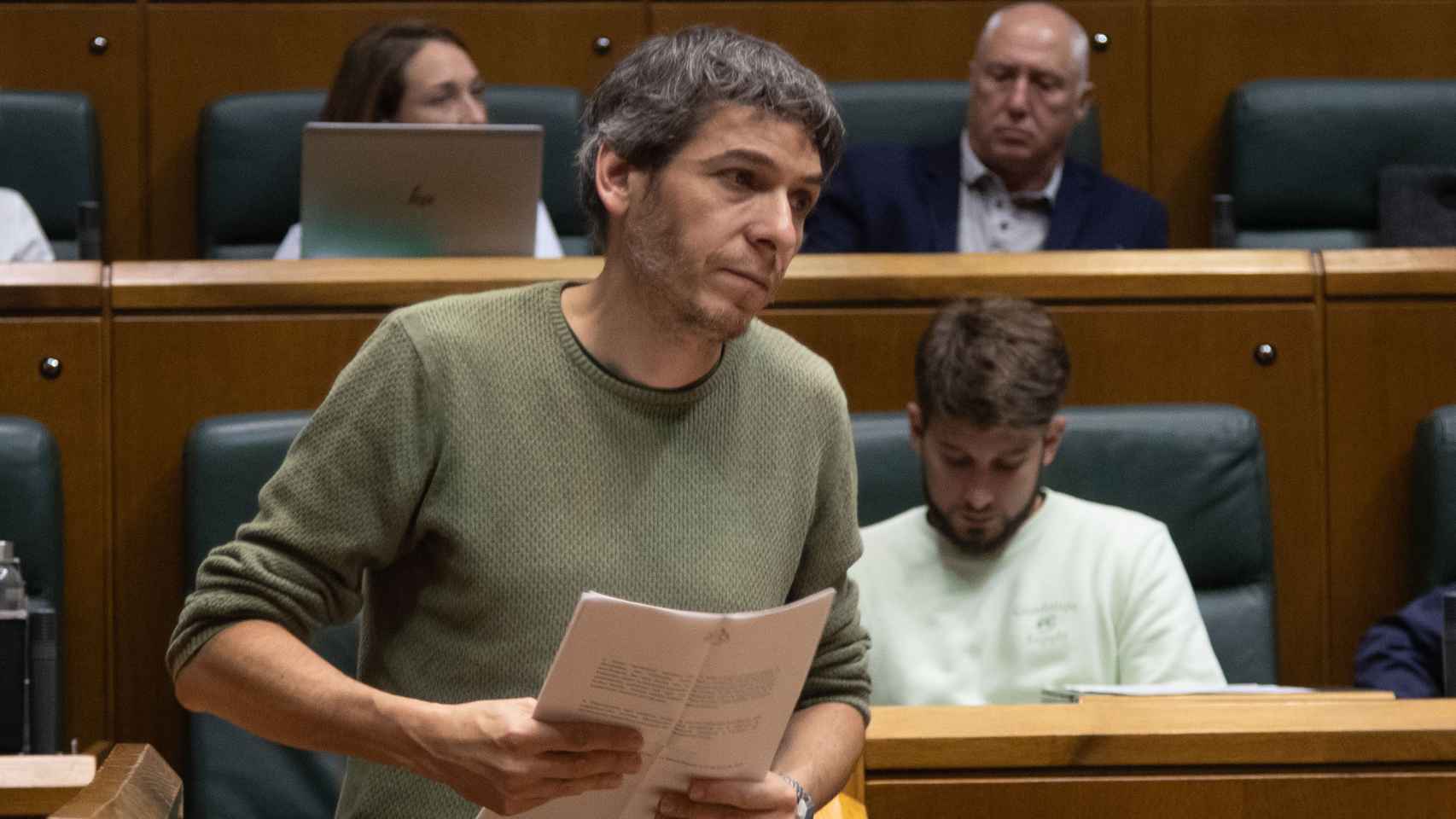 El parlamentario de Elkarrekin Podemos-IU, Jon Hernández, durante el debate por la implementación de la tasa turística en Euskadi / Legebiltzarra